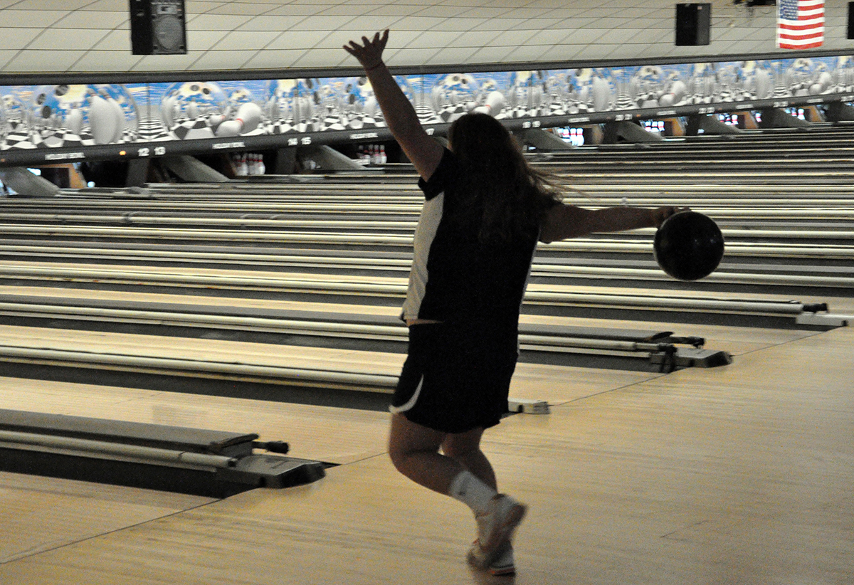 Photo: Penn State Altoona junior Nicole Watt bowls during Saturday's AMCC Round Robin #1 at Holiday Bowl.