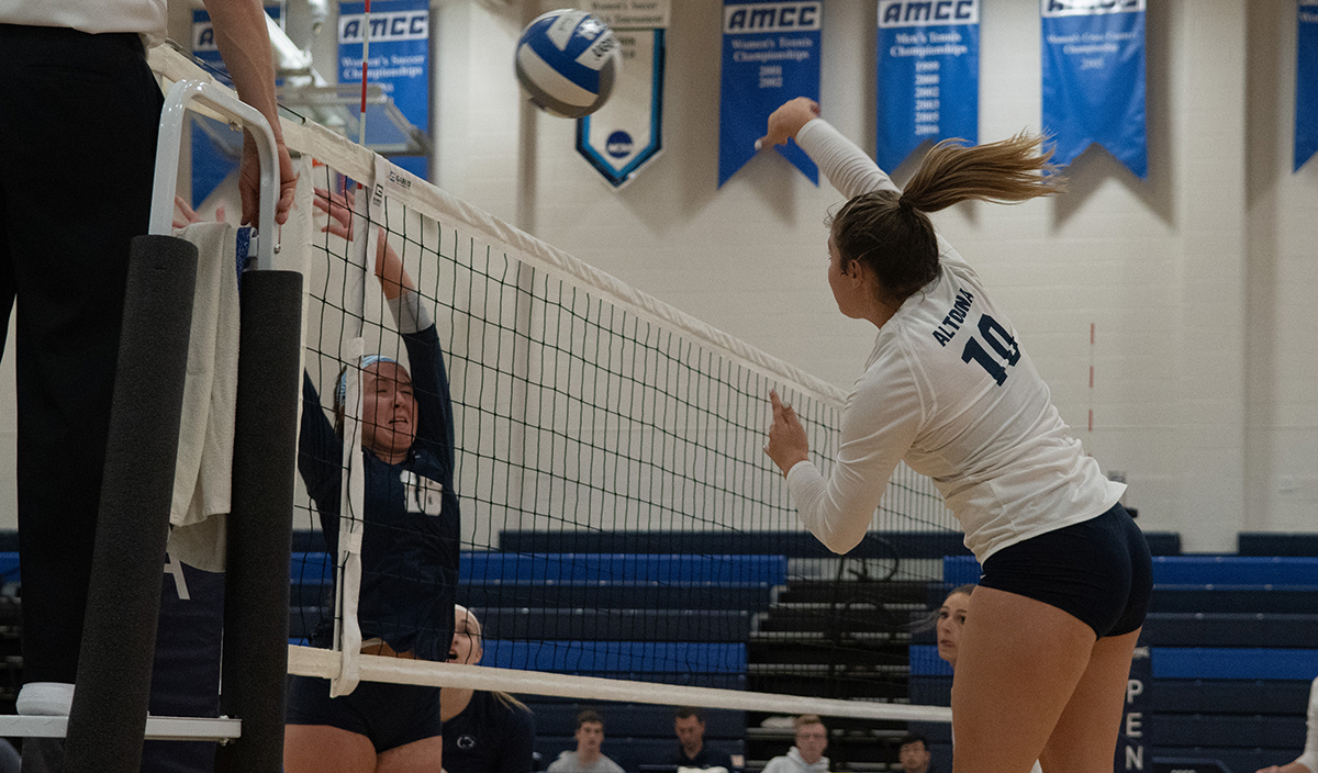 Women’s Volleyball Splits First AMCC Matches