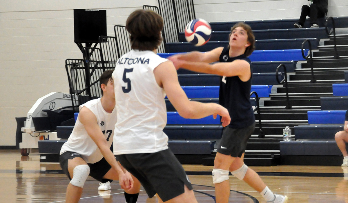 Men’s Volleyball Falls 3-2 to Medaille